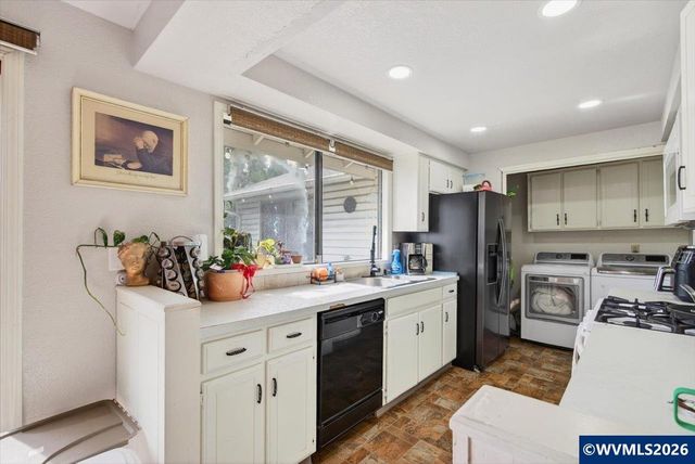 990 Hazel St, Aumsville, OR 97325