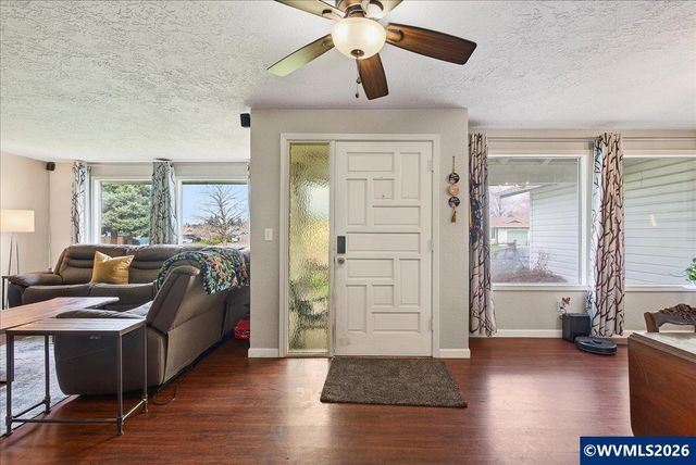 990 Hazel St, Aumsville, OR 97325