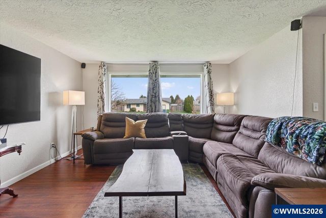 990 Hazel St, Aumsville, OR 97325