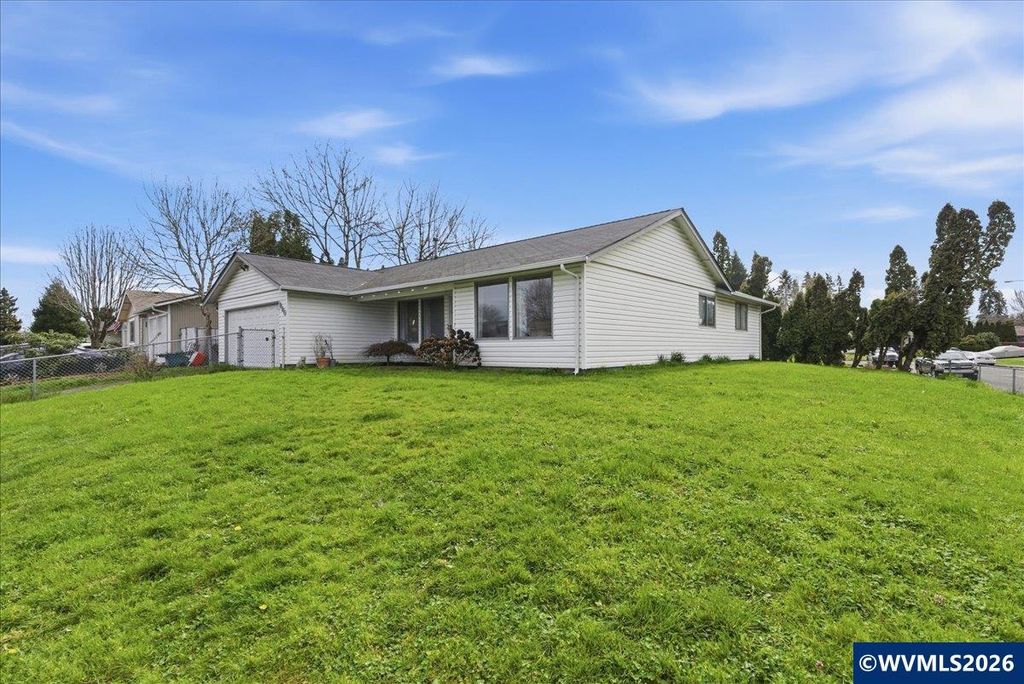 990 Hazel St, Aumsville, OR 97325