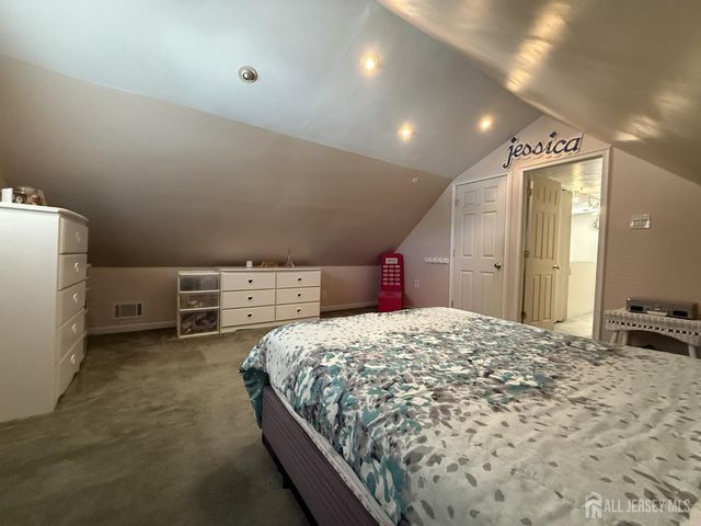 39 Stratford Road, East Brunswick, NJ 08816
