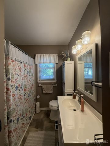 39 Stratford Road, East Brunswick, NJ 08816