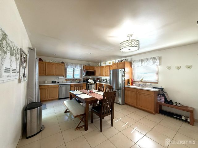 39 Stratford Road, East Brunswick, NJ 08816