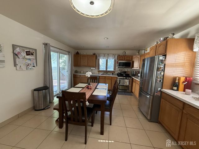 39 Stratford Road, East Brunswick, NJ 08816