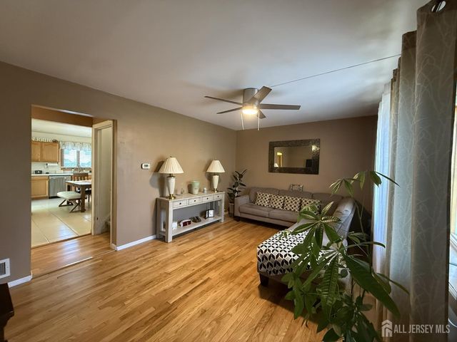 39 Stratford Road, East Brunswick, NJ 08816
