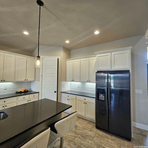 137 W Medium Meadow, Lytle, TX 78052