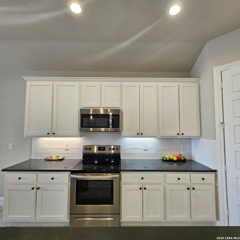 137 W Medium Meadow, Lytle, TX 78052