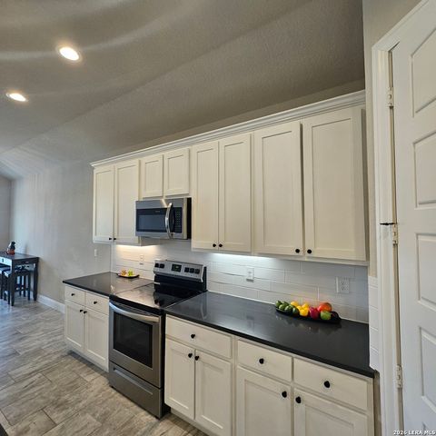 137 W Medium Meadow, Lytle, TX 78052