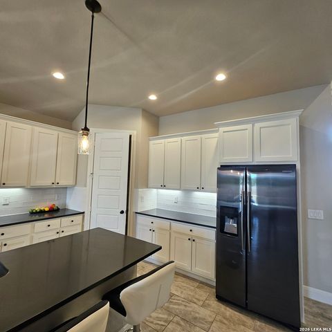 137 W Medium Meadow, Lytle, TX 78052