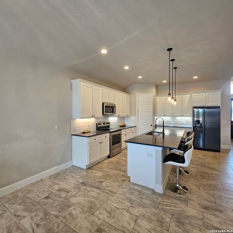 137 W Medium Meadow, Lytle, TX 78052