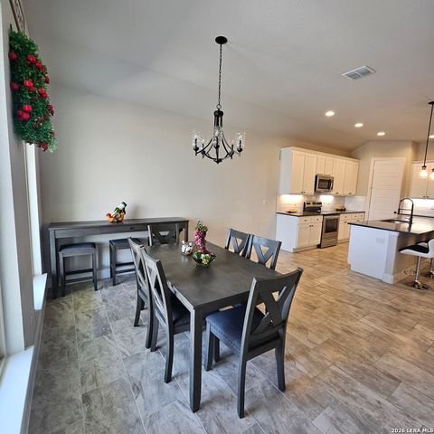 137 W Medium Meadow, Lytle, TX 78052