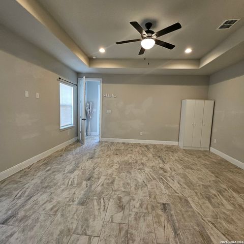 137 W Medium Meadow, Lytle, TX 78052