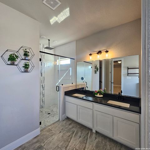 137 W Medium Meadow, Lytle, TX 78052