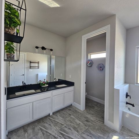 137 W Medium Meadow, Lytle, TX 78052