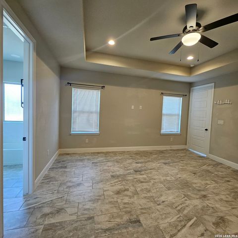 137 W Medium Meadow, Lytle, TX 78052
