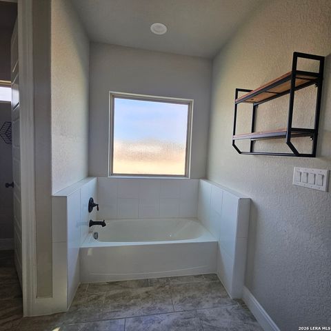 137 W Medium Meadow, Lytle, TX 78052