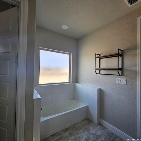 137 W Medium Meadow, Lytle, TX 78052