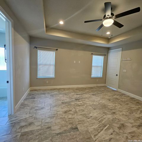 137 W Medium Meadow, Lytle, TX 78052