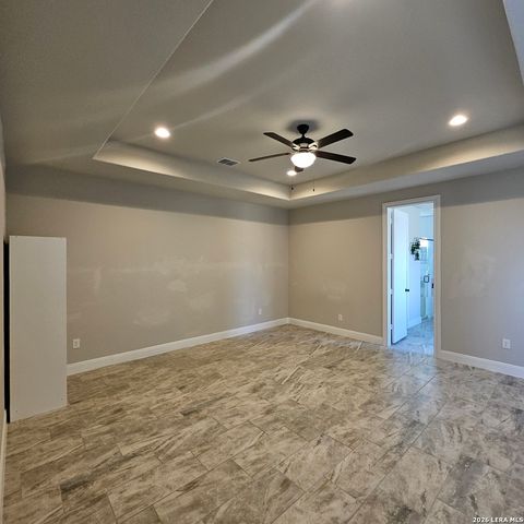 137 W Medium Meadow, Lytle, TX 78052