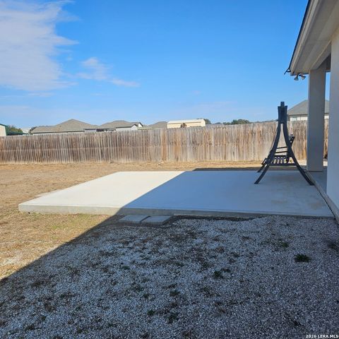 137 W Medium Meadow, Lytle, TX 78052