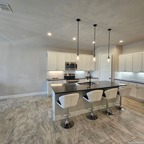 137 W Medium Meadow, Lytle, TX 78052