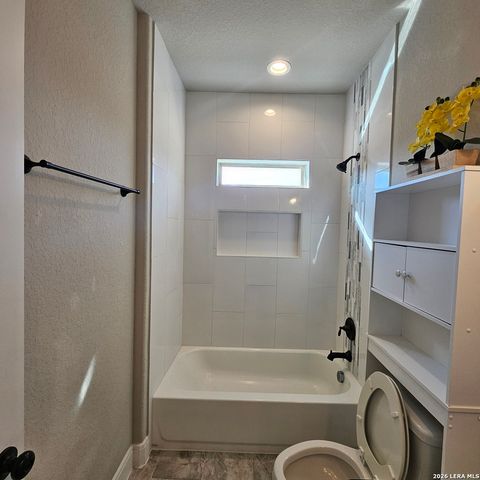 137 W Medium Meadow, Lytle, TX 78052