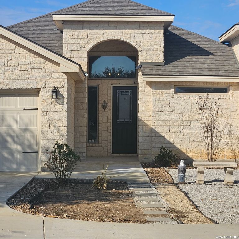 137 W Medium Meadow, Lytle, TX 78052