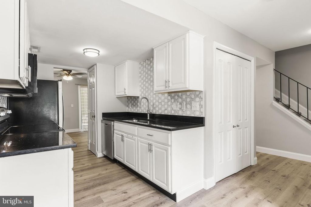 Image 3 of property listing at 1418 FOXWOOD CT, Annapolis, MD 21409