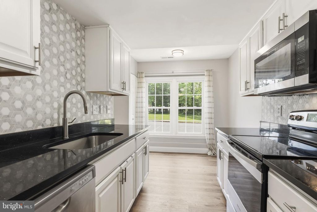Image 4 of property listing at 1418 FOXWOOD CT, Annapolis, MD 21409