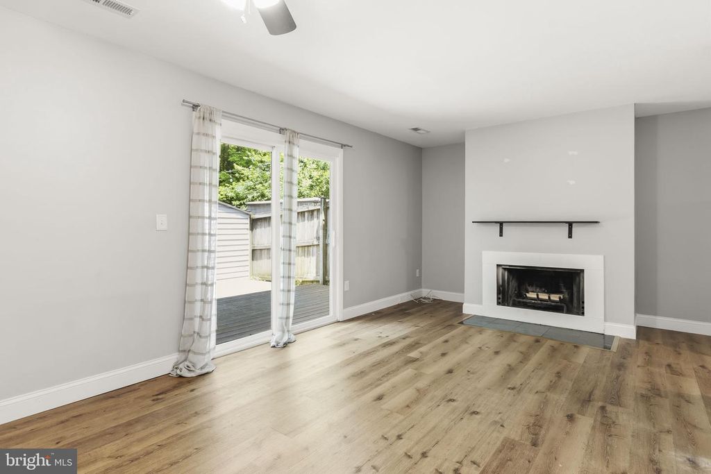 Image 5 of property listing at 1418 FOXWOOD CT, Annapolis, MD 21409