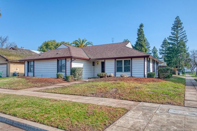 8166 N Raisina Avenue, Fresno, CA 93720