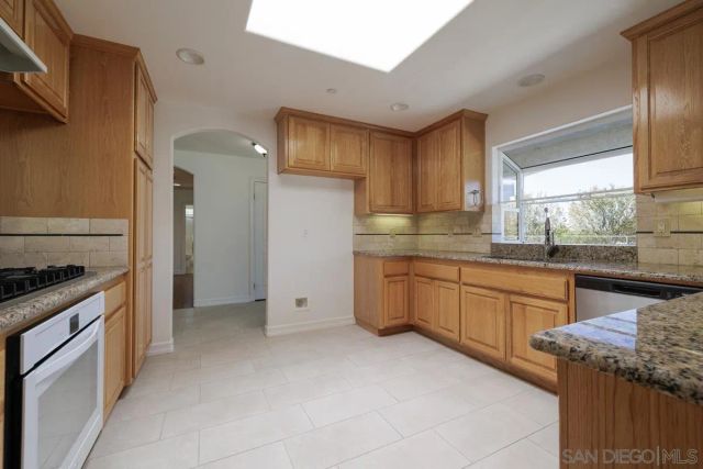 27611 Kiavo Dr, Valley Center, CA 92082