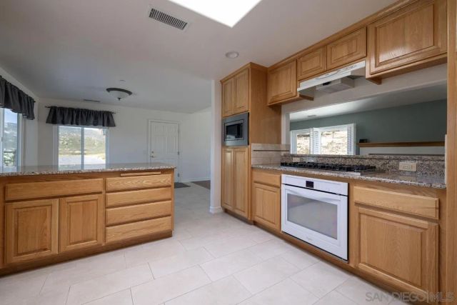 27611 Kiavo Dr, Valley Center, CA 92082
