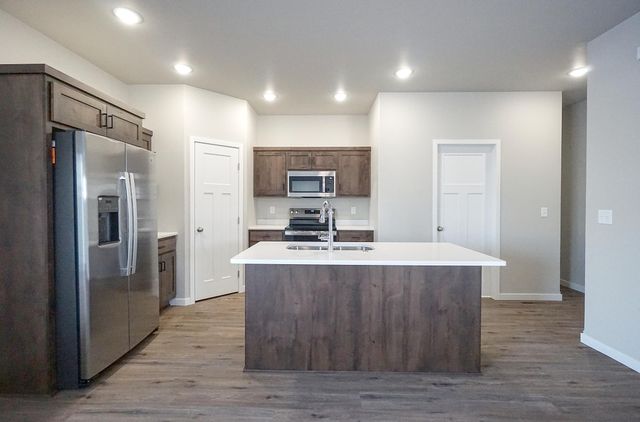 6020 80th Avenue S, Fargo, ND 58047