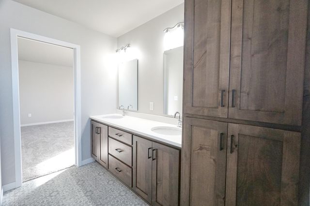 6020 80th Avenue S, Fargo, ND 58047