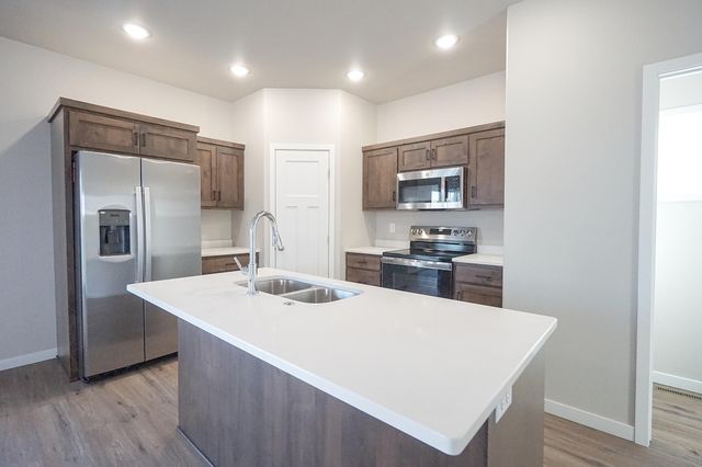 6020 80th Avenue S, Fargo, ND 58047