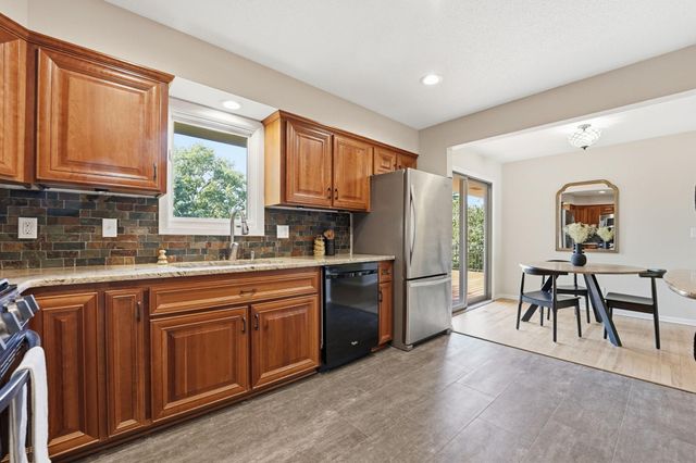 635 Iona Lane, Roseville, MN 55113
