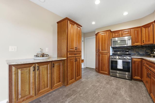 635 Iona Lane, Roseville, MN 55113