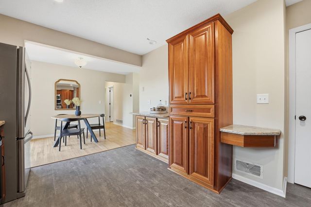 635 Iona Lane, Roseville, MN 55113