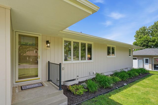 635 Iona Lane, Roseville, MN 55113
