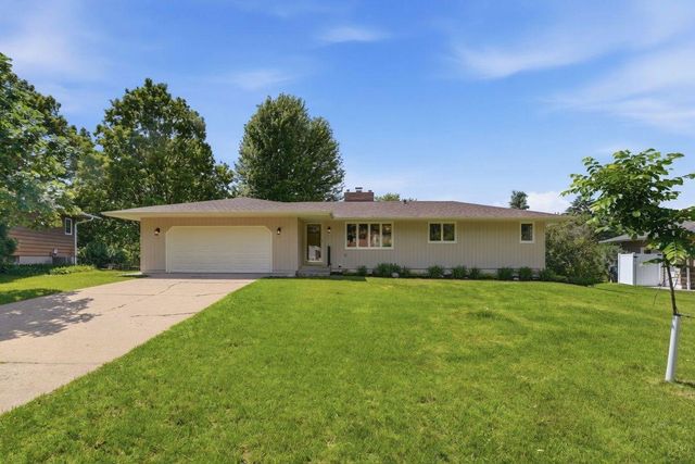 635 Iona Lane, Roseville, MN 55113