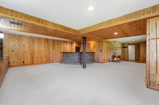 635 Iona Lane, Roseville, MN 55113