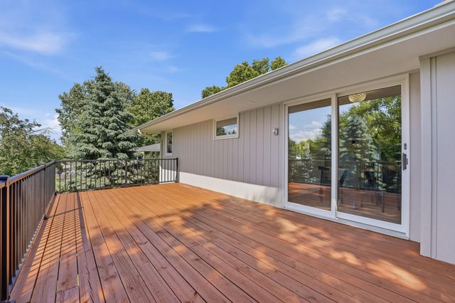 635 Iona Lane, Roseville, MN 55113
