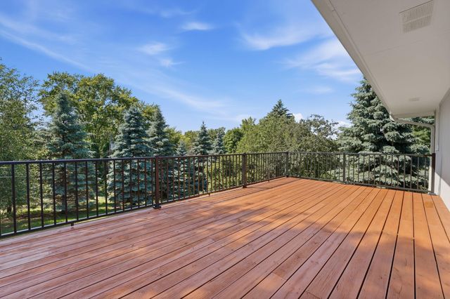 635 Iona Lane, Roseville, MN 55113