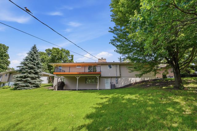 635 Iona Lane, Roseville, MN 55113