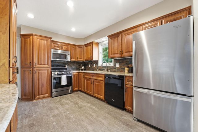 635 Iona Lane, Roseville, MN 55113