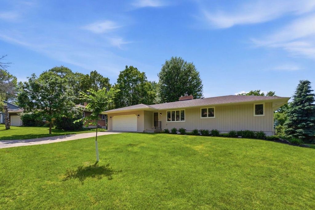 635 Iona Lane, Roseville, MN 55113