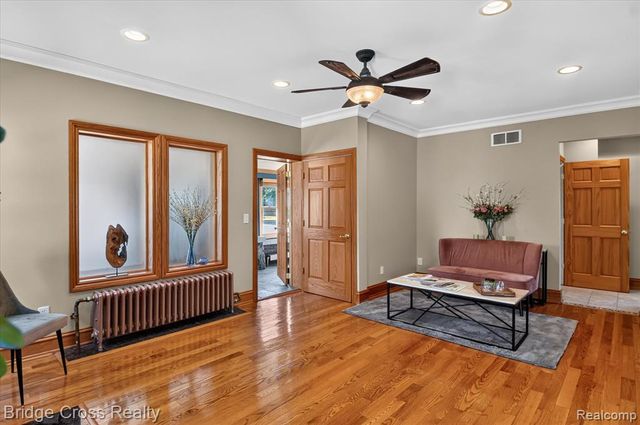 285 E Long Lake, Troy, MI 48085