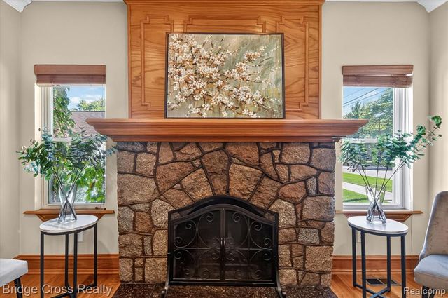 285 E Long Lake, Troy, MI 48085