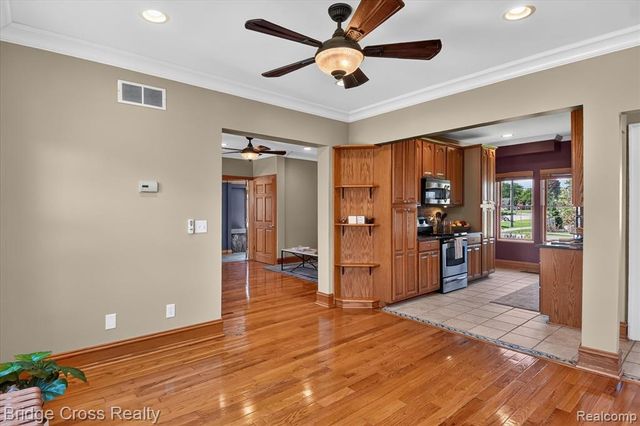 285 E Long Lake, Troy, MI 48085